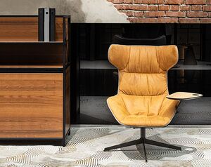 Кресло на крестовине со столиком слева, мягкое